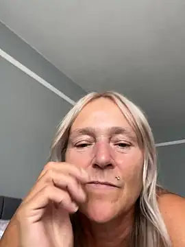 Blondnboujee53 webcam