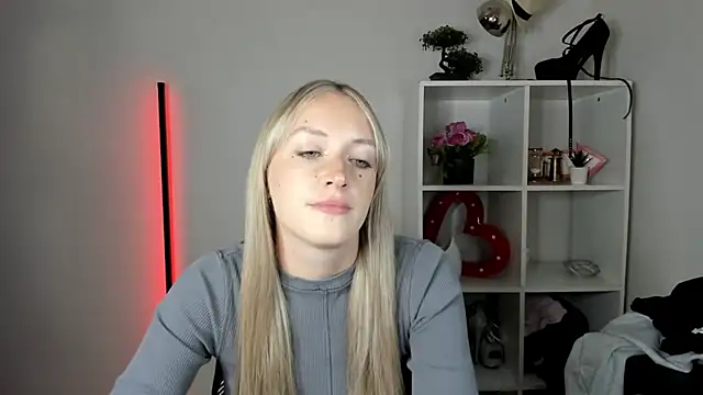 EvelynBlond webcam