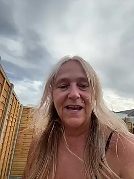 Blondnboujee53 webcam