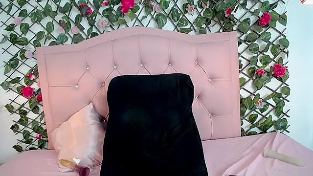 LucyCute_1 live cam on StripChat