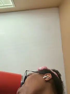 caramelkissss live cam on StripChat