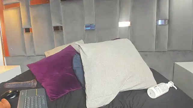 Astraglow1 live cam on StripChat