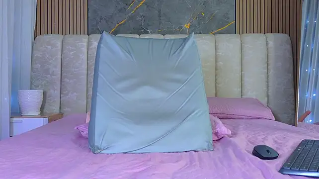 mia_scot webcam