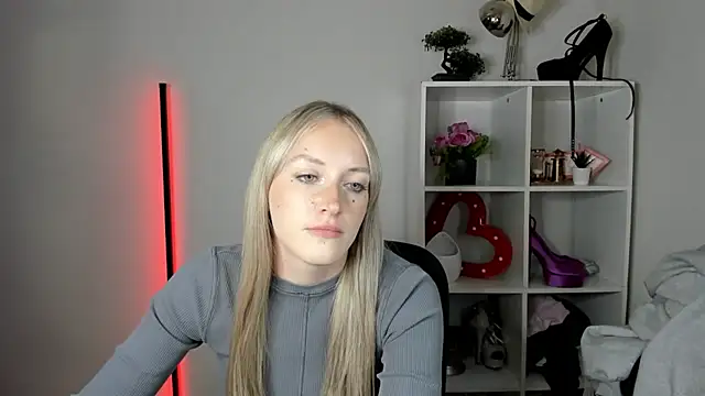 EvelynBlond live cam on StripChat