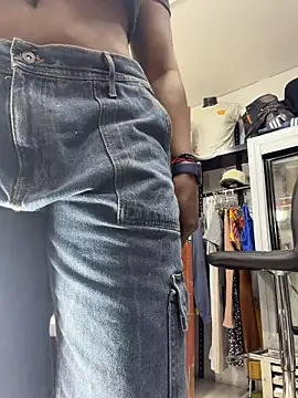 mareia_25 (G young) - HIDDEN IN WORK MAKE ME SQUIRT ?