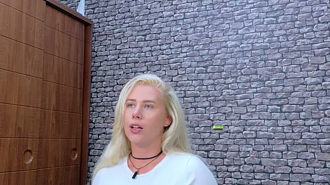 CuteBlondeMe webcam