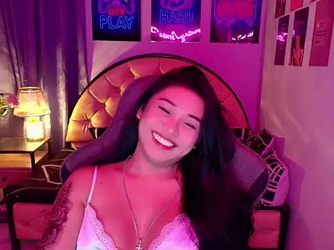 SexxyTsLoverr live cam on StripChat