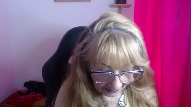 KarimaSarabe live cam on StripChat
