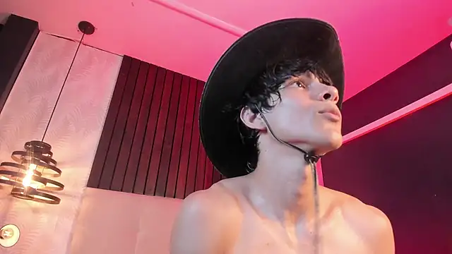 Cheys_Mast live cam on StripChat