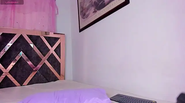 Lunita-Naughty live cam on StripChat