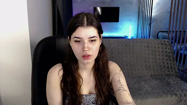 AnoraDarkk live cam on StripChat