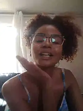 Emanuelle_manu live cam on StripChat