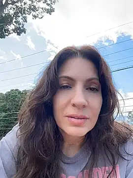Webcam Model(BeautifulMesss) is live