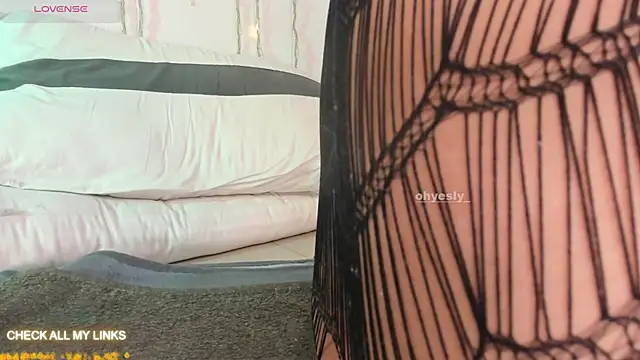 ohyesly_ live cam on StripChat