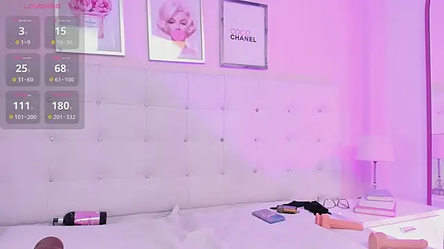 HollyBloom_ webcam