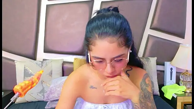 NicoleEsposito live cam on StripChat