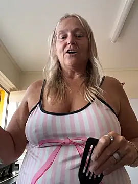 Blondnboujee53 live cam on StripChat