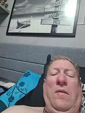 tomtom111111 live cam on StripChat
