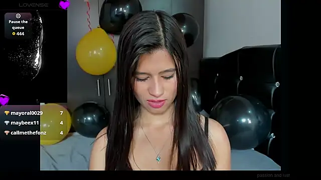 LatinaQueen23 webcam