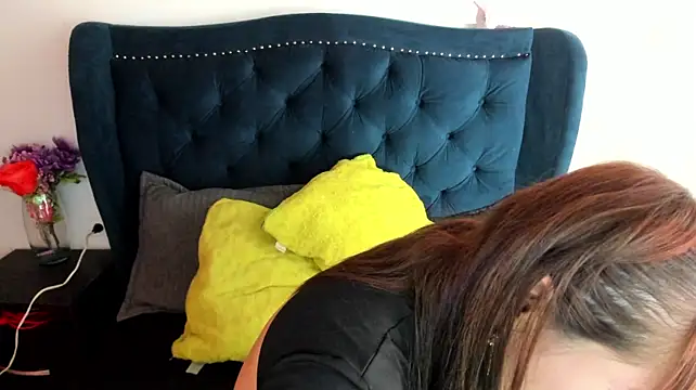 _Luna_Blooms live cam on StripChat