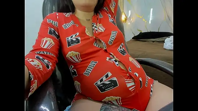 luci_mommy live cam on StripChat