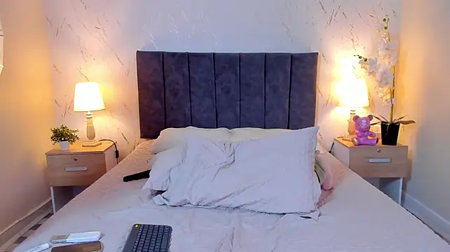 Emilly_Beaumont live cam on StripChat