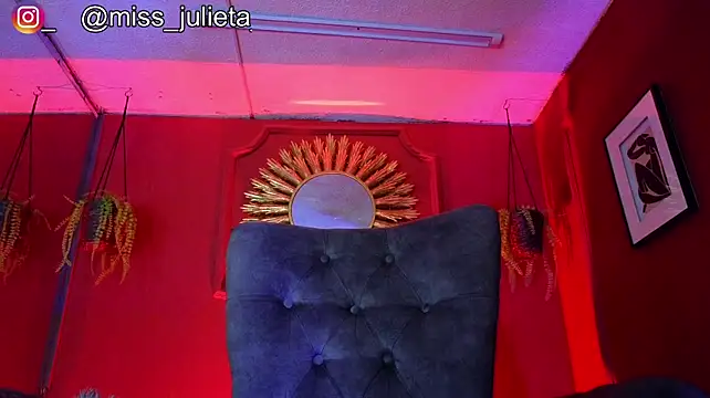 Julieta_Russell live cam on StripChat