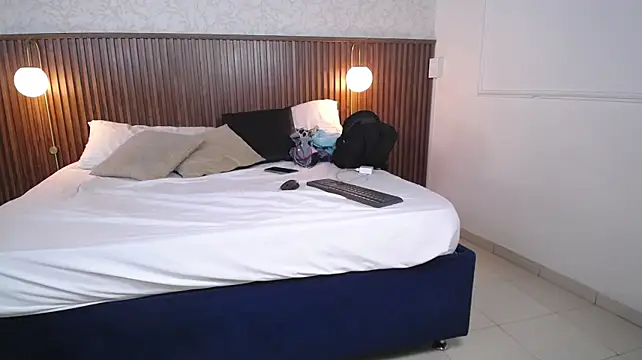 thania_princess (F teen) - oil on my pussy and tits
