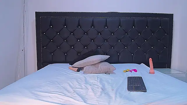 VioletR_osse live cam on StripChat