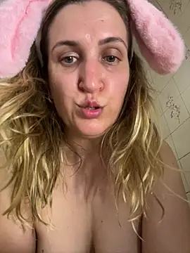 bia_sexynovaes (F milf) - Bia arromba o cuzinho de 4