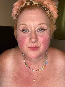 BustyRedxx webcam
