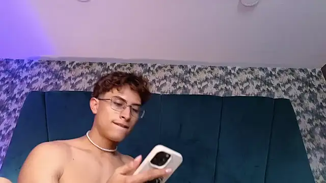 Aaron_Eze webcam