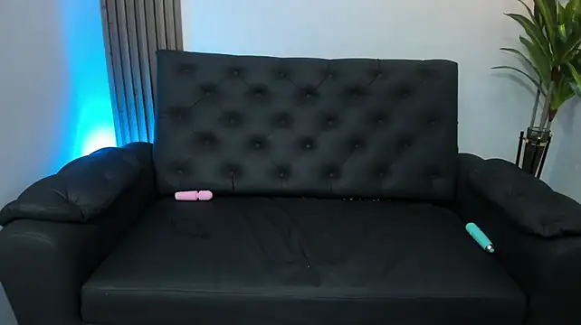 Queen_Curvy01 live cam on StripChat