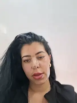 Luianna live cam on StripChat