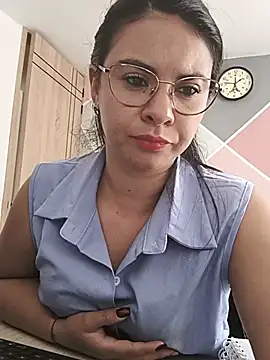 paolitha25 (Ask my age) - Pussy play under tha desk😈