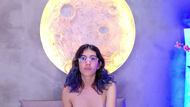 Rouse_purple live cam on StripChat