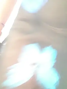 Shaniyaloveyou32 live cam on StripChat