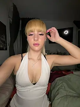 Webcam Model(NastiLuv) is live