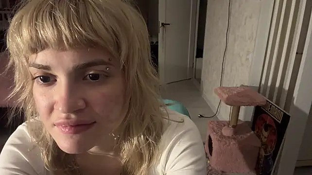 MagalyEssinger live cam on StripChat