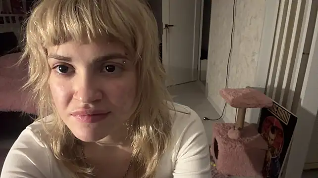 MagalyEssinger live cam on StripChat