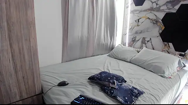 Goldendesirexx__ webcam