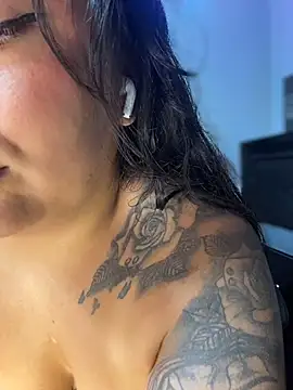 latina_curvy22 webcam