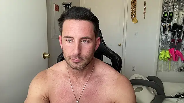 brettmycles28 live cam on StripChat