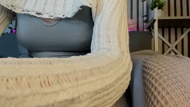 Little_Chips live cam on StripChat