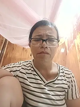 Chilly-wet live cam on StripChat