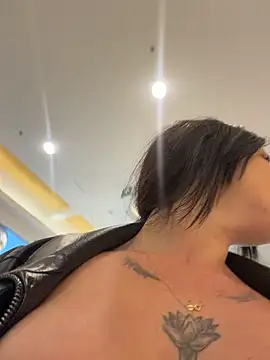Rafaellaz live cam on StripChat
