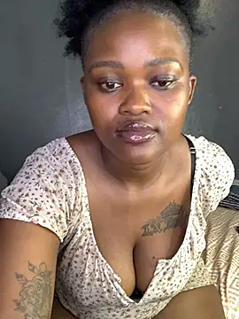 ThickPearlx23 live cam on StripChat