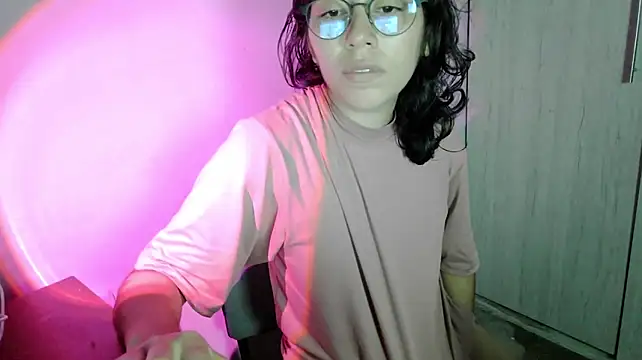 skinnyX333 live cam on StripChat