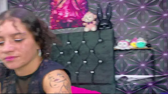 Sharlotshh live cam on StripChat