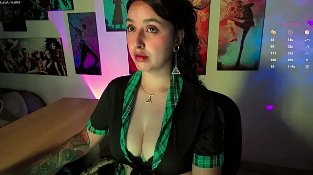 emma_luna59 live cam on StripChat